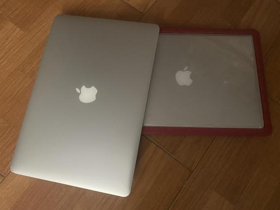 Die zwei Geräte, die von oben unbeschädigt aussehen.