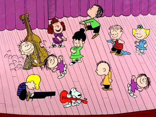 Alle Peanuts auf einer Bühne. Pig-Pen spielt Kontrabass, Schroeder am Klavier und Snoopy haut in die Seiten einer viel zu großen, knallroten Gtarre. Alle anderen tanzen sehr ausgelassen und individuell.