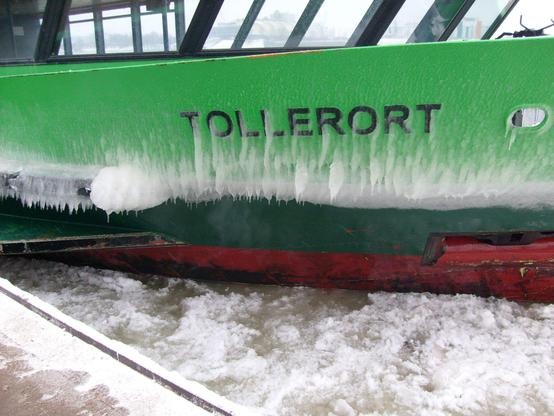 Vereiste Bordwand der Hafenfähre TOLLERORT.