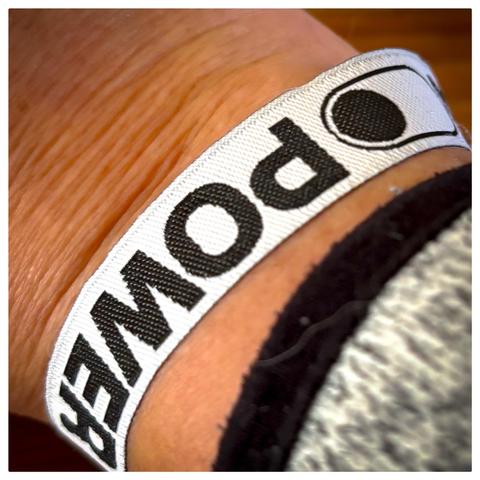 Foto vom 39c3-Armband am Handgelenk.