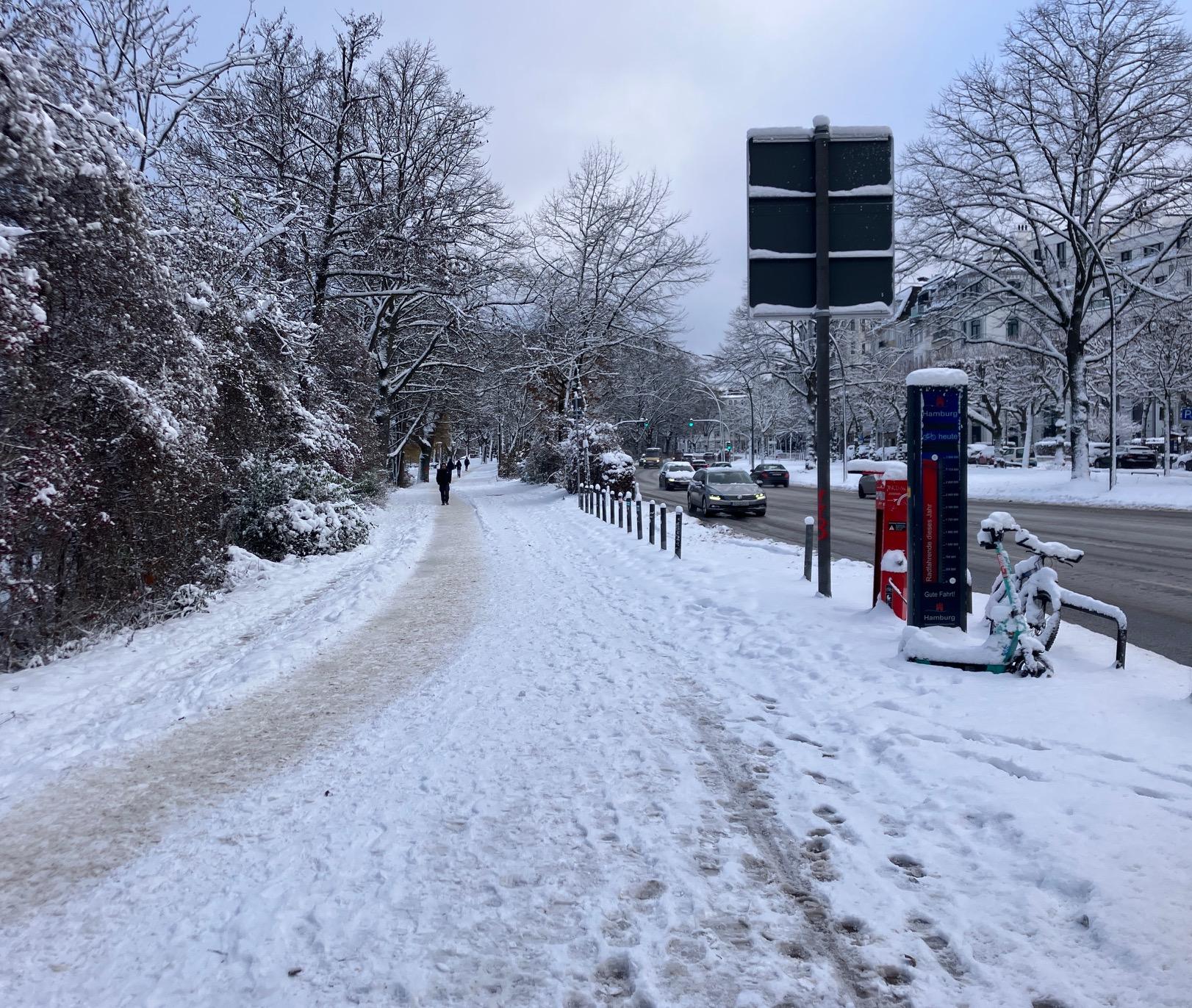 straße in hamburg, fahrbahn geräumt, rad und gehweg nicht geräumt
