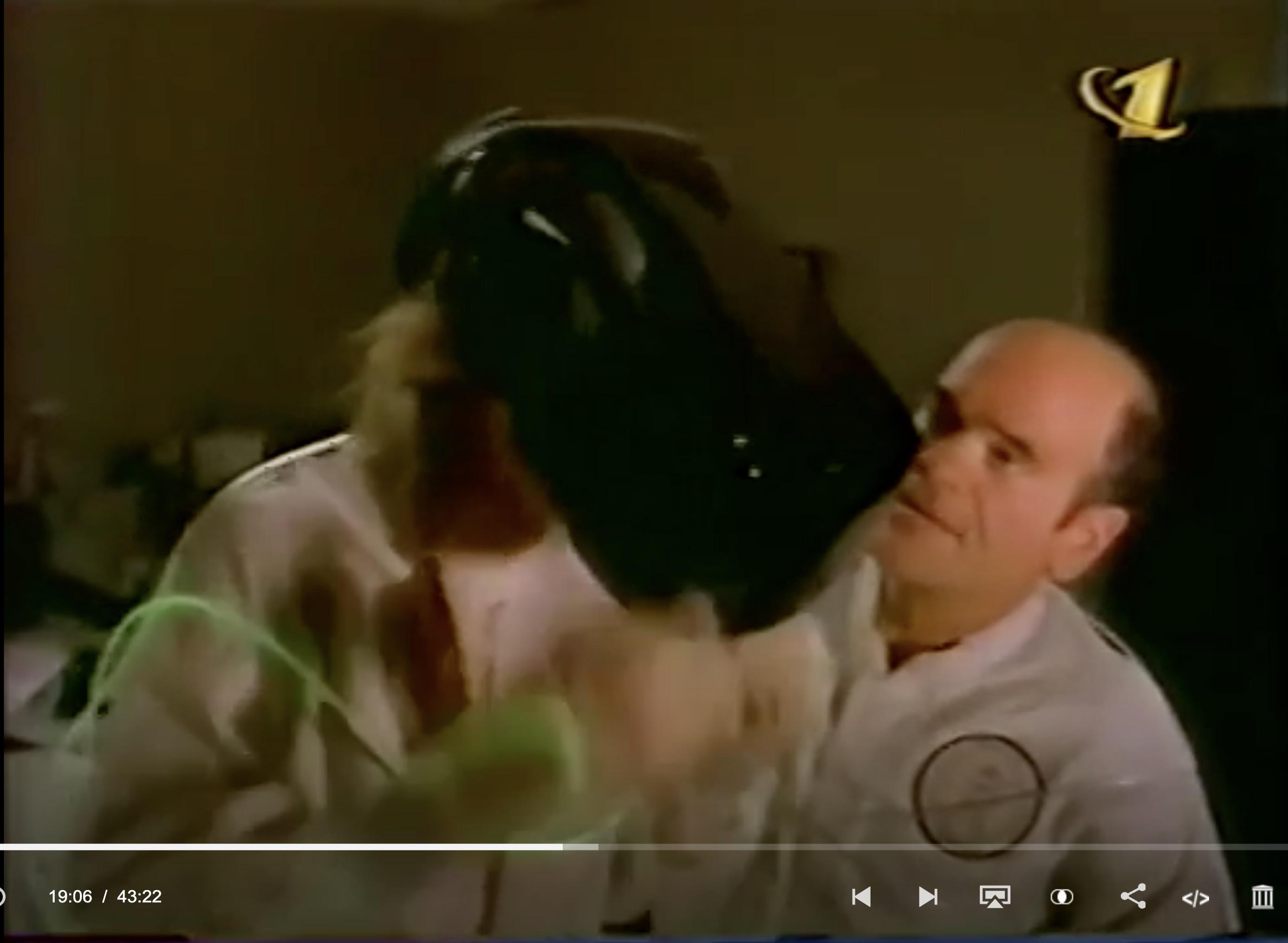Robert Picardo schaut auf eine Frau mit einem übergroßen Headset
