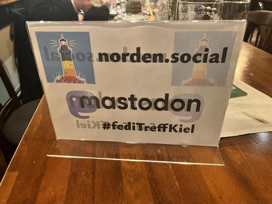 Aufsteller auf einem Tisch in einem Wirtshaus

„Norden.social mastodon #feditreffKiel