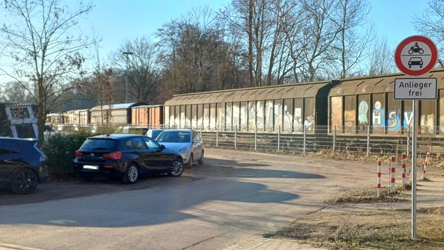 Parkende Autos in einer Straße in der sie nichts zu suchen haben.