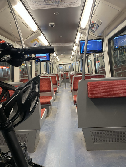 legt durch einen komplett leeren U-Bahn Waggon. Ich bin die einzige hier drin. Und mein Fahrrad (man sieht ein Stück vom Lenker und den Fahrradhelm im Vordergrund), 