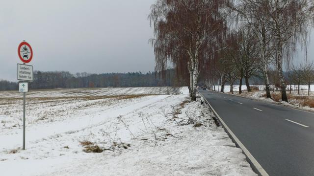 Ungeräumter Radweg neben wohlgefegter Straße