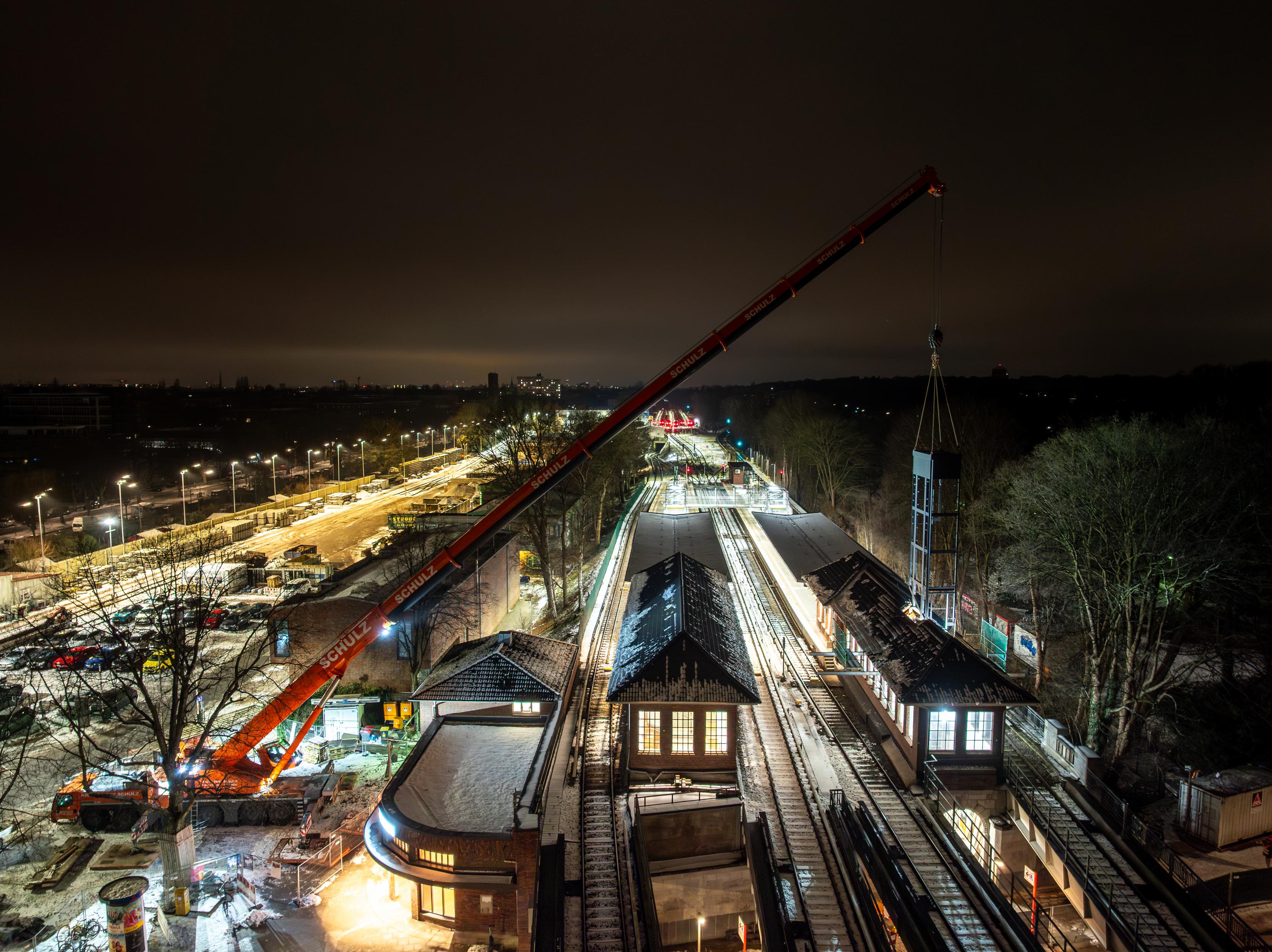 Der Aufzugschacht wird durch einen Kran in die Haltestelle Sengelmannstraße eingehoben!