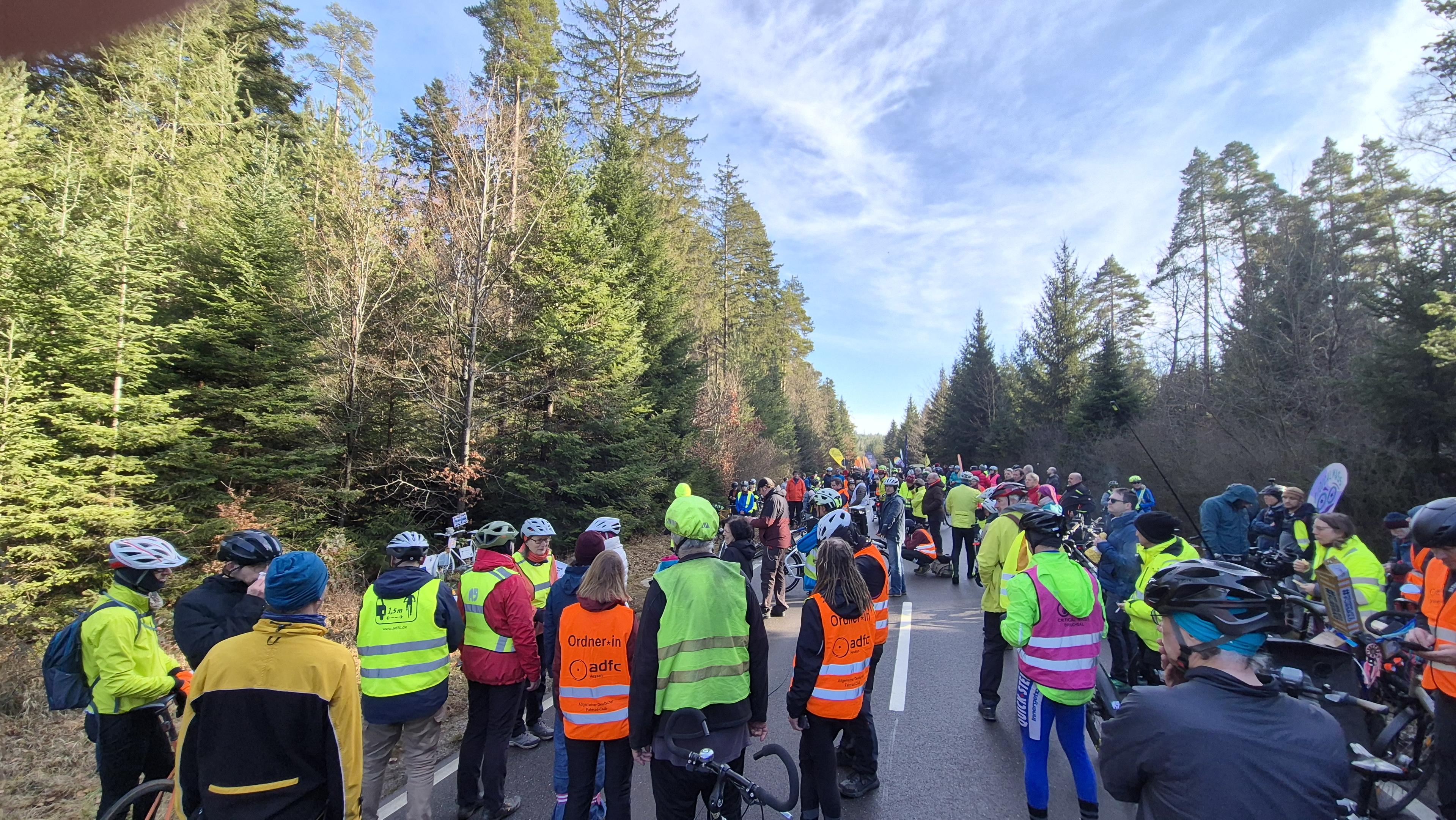 Fahrradfahrende versammeln sich an der Landstraße wo Natenom getötet wurde.