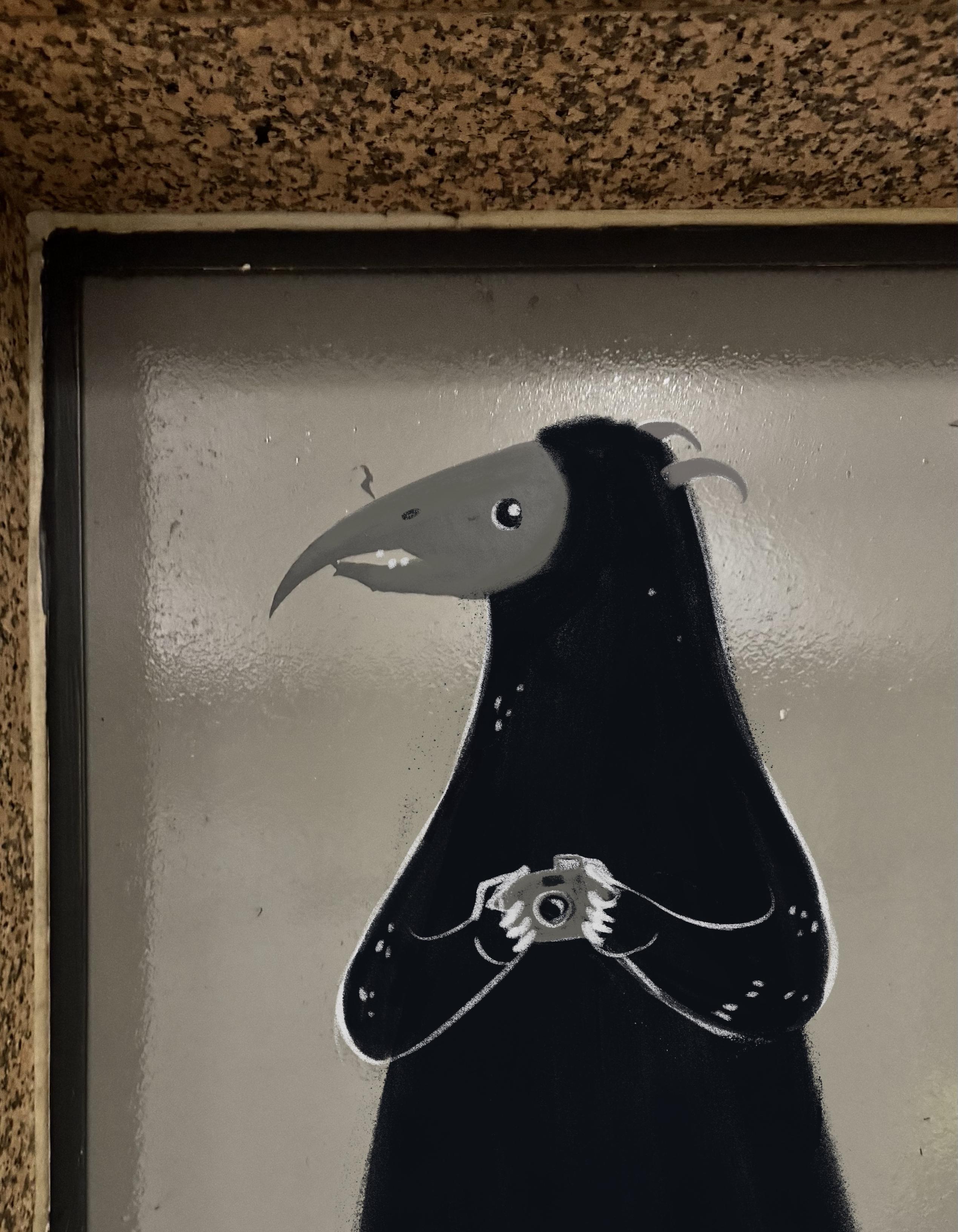 Eine skurrile Illustration einer Kreatur mit einem vogelähnlichen Kopf und einem dunklen, pelzigen Körper, die eine kleine Kamera hält. Der Hintergrund ist eine glatte, hellgraue Fläche.