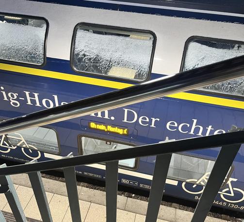 Auf der Anzeige eines NAH.SH-Zuges steht „oh nein, Montag :(“