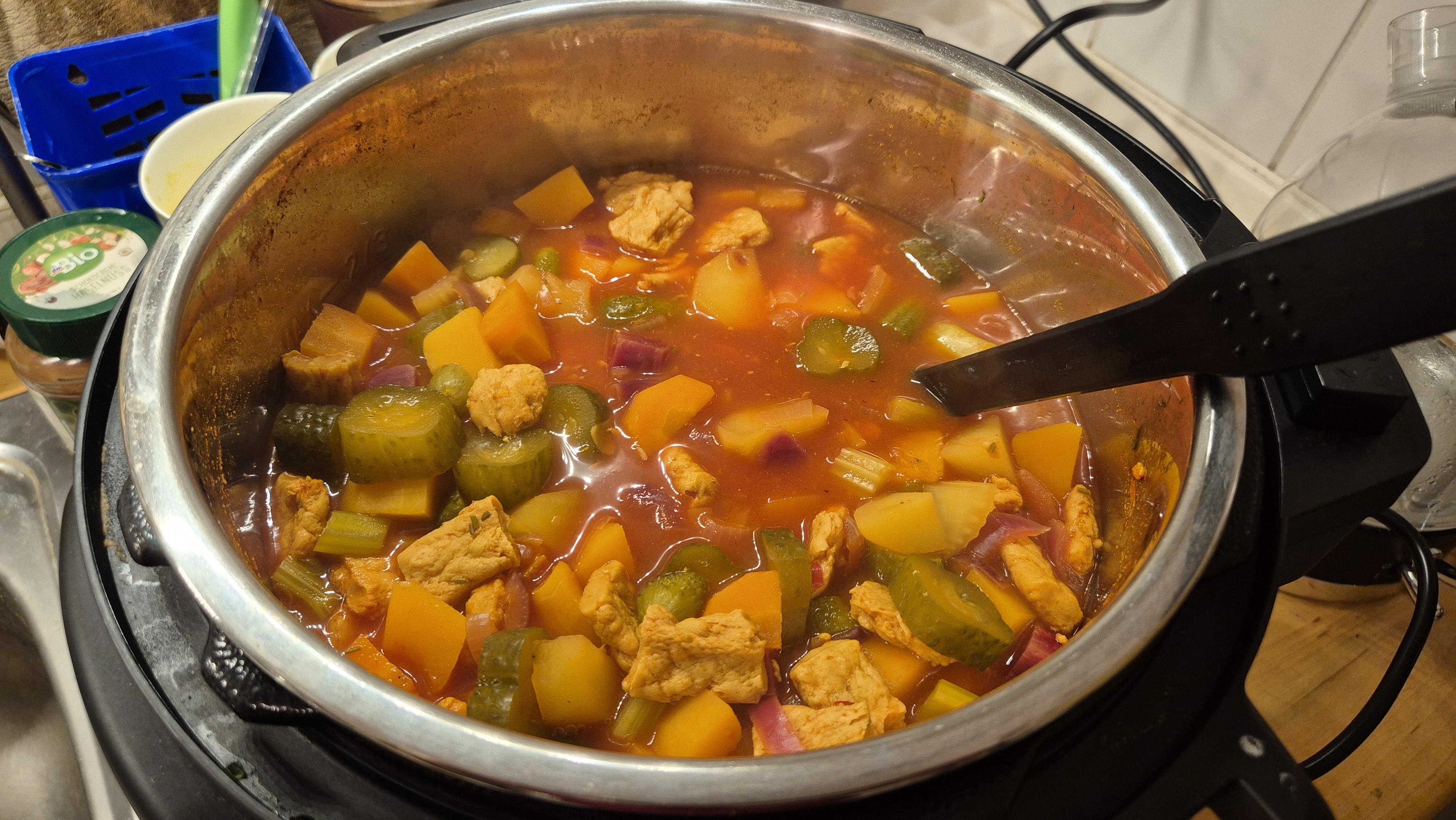 Blick in einen Topf mit buntem Gulasch, Beschreibung siehe Text