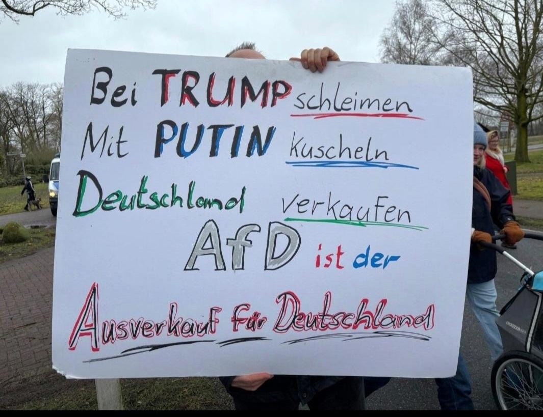 Das Foto zeigt ein Plakat auf einer Demonstration in Brettorf im Landkreis Oldenburg gegen die Generation Deutschland. Auf dem Plakat steht: Bei Trump schleifen. Mit Putin kuscheln. Deutschland verkaufen. AfD ist der Ausverkauf Deutschlands. Foto von der Demo über Signal Story.