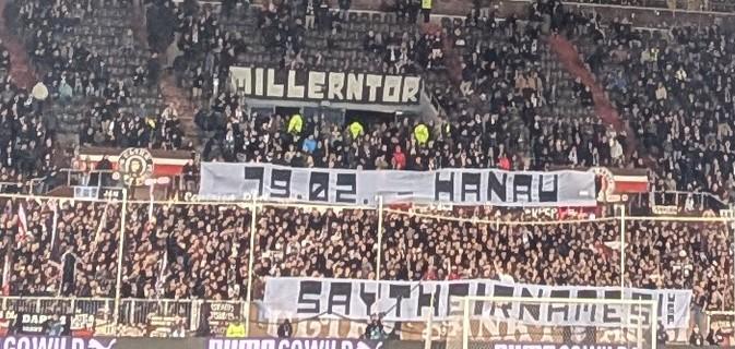 Ein Transparent in der Fankurve: "19.02. Hanau, say their names."