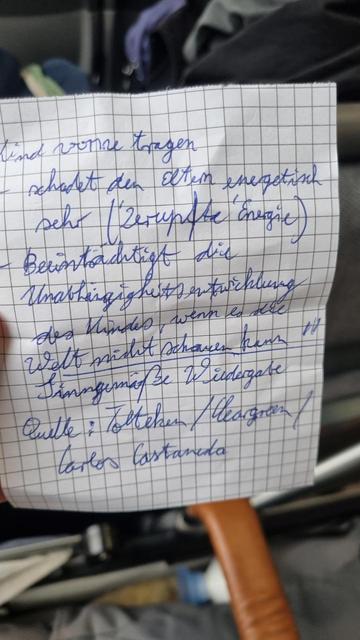 Ein Zettel auf dem handschriftlich geschrieben steht: 

Kind vorne tragen
- schadet den Eltern energetisch sehr ("zerrupfte" Energie) 
- beeinträchtigt die Unabhängigkeitsentwicklung des Kindes, wenn es die Welt nicht schauen kann sinngemäße Wiedergabe

Quelle: ..." Kann ich nicht sicher entziffern.