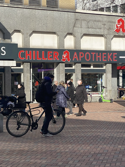 das S der Schiller Apotheke ist verdeckt. Deshalb sieht es aus, als würde es Chiller Apotheke heißen.