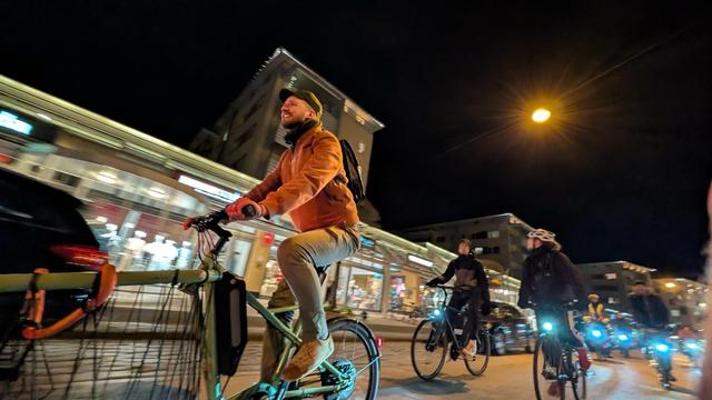 Foto von mir auf dem Rad in der Menge der CM- Radler*innen auf der Holtenauer Straße bei Nacht 