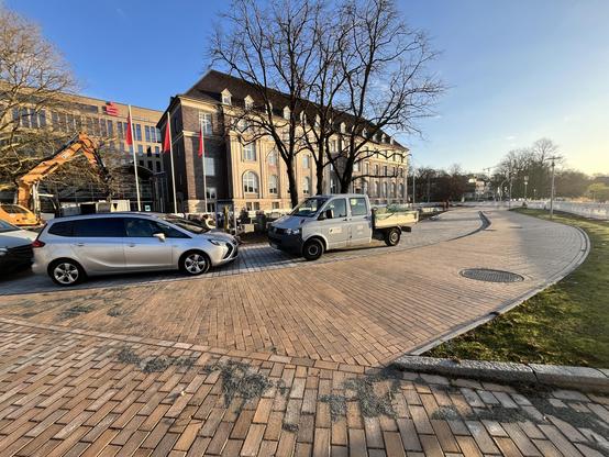 Foto der Baustelle an der Sparkasse. Mittlerweile sind geh und Radweg deutlich mit Pflasterung und baulicher Trennung erkennbar