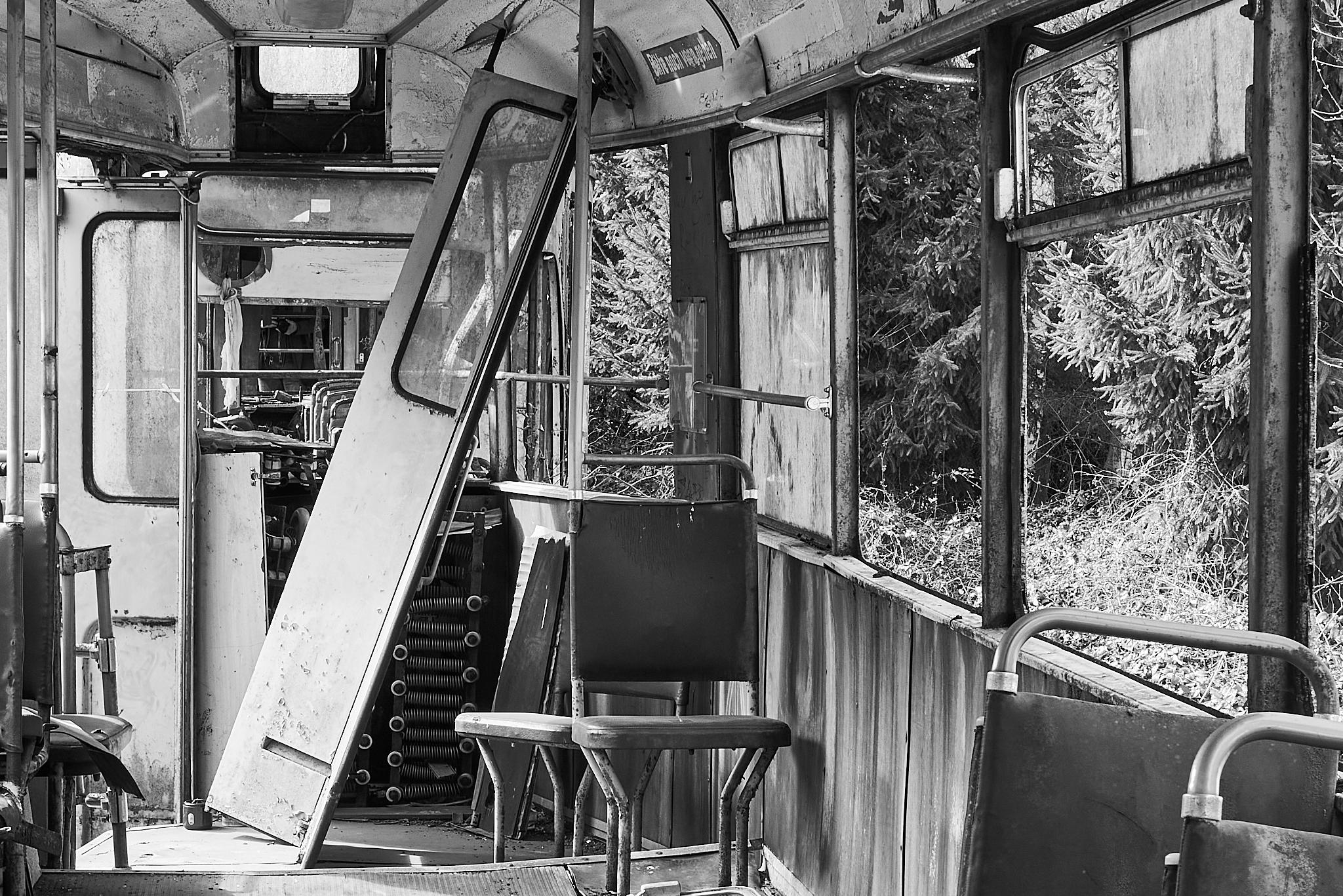Innenansicht einer alten Straßenbahn. Durch Vandalismus ist dort vieles zerstört worden.