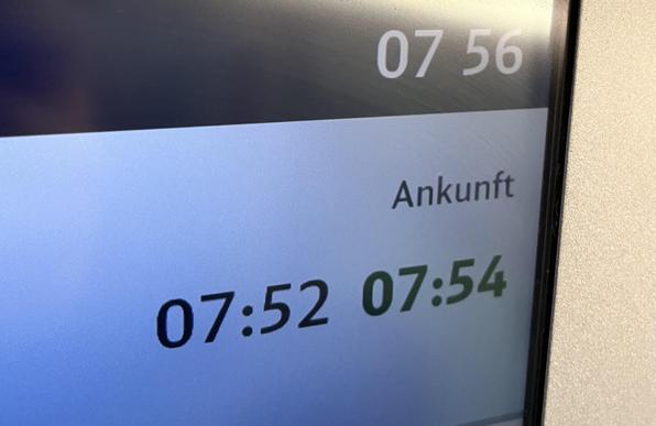 Anzeige in einem Zug

Geplante Ankunftszeit: 07:52 Uhr
Erwartete Ankunftszeit: 07:54 Uhr in grün

Darüber die aktuelle Zeit: 07:56 Uhr