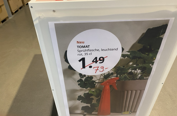 bei IKEA:  an einer warenschütte hängt ein Foto mit einer roten Sprühflasche. Der alte Preis war 1,49 €. Der ist durchgestrichen. Darunter steht handschriftlich  79,-