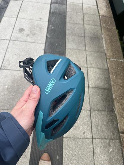 Foto von einen Fahrradhelm an einem Bahnsteig