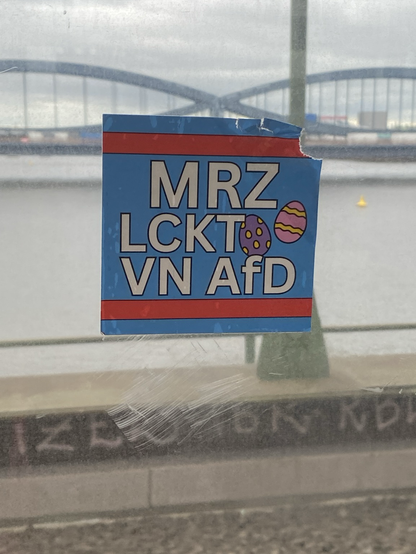 Aufkleber, gesehen in SBahn: MRZ LCKT  (Zeichnung von Ostereiern) VN A f  D