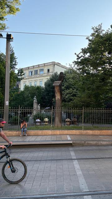 Foto über eine Straßenbahnhaltestelle am Hauptbahnhof auf eine Parkanlage