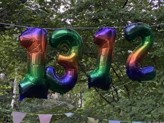 vier Form-Luftballons bilden die Zahlenkette 1312 (ein Code, bitte googeln). Im Hintergrund Bäume.