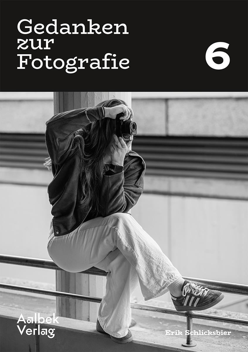 Titelbild der 6. Ausgabe mit einer Frau, die auf einem Geländer sitzt und durch eine Kamera schaut.