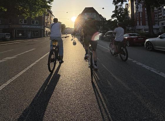 Foto aus der Critical Mass der tiefstehenden Sonne entgegen