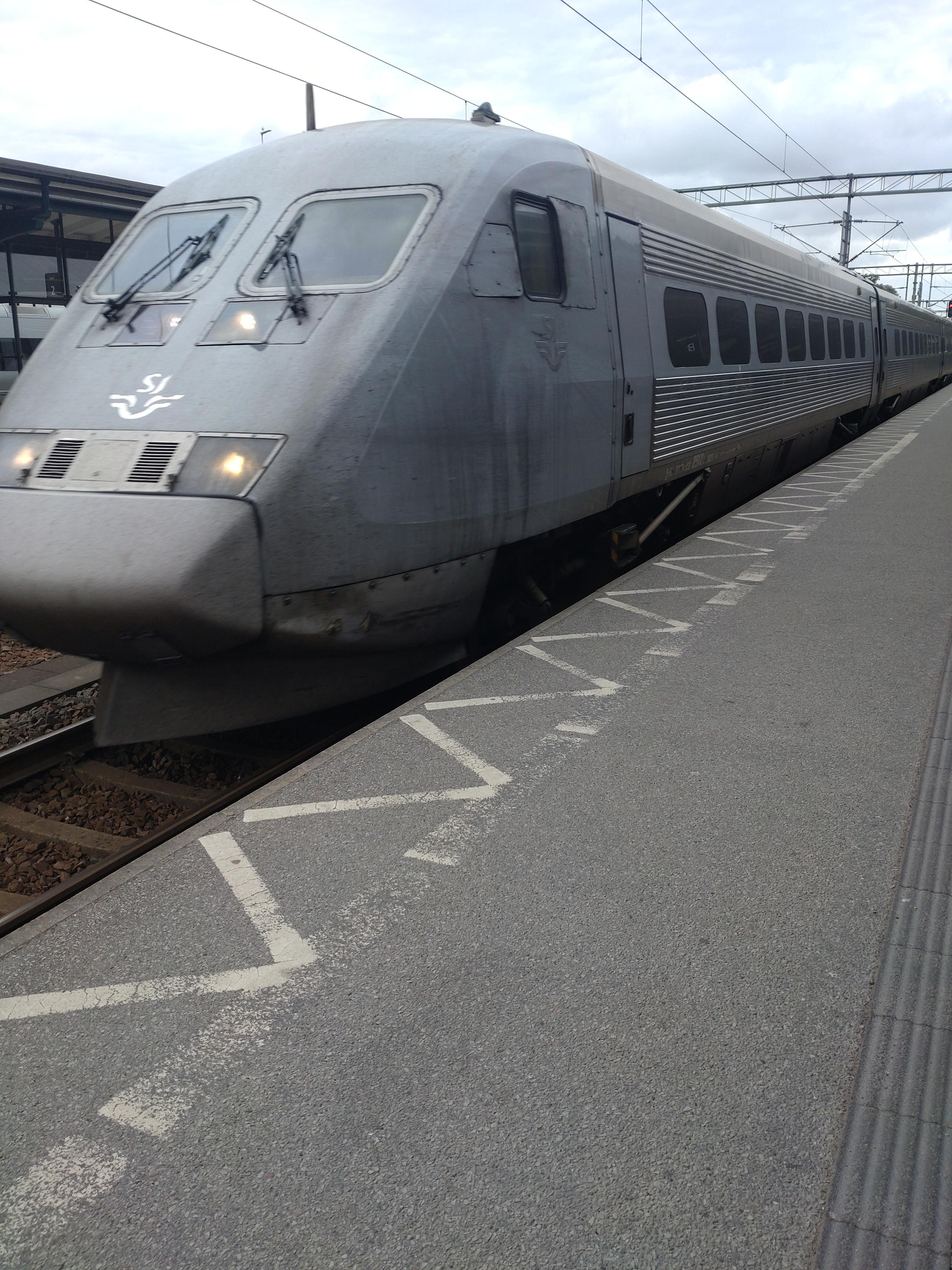 Der X2000 Zug fährt am Bahnsteig ein.