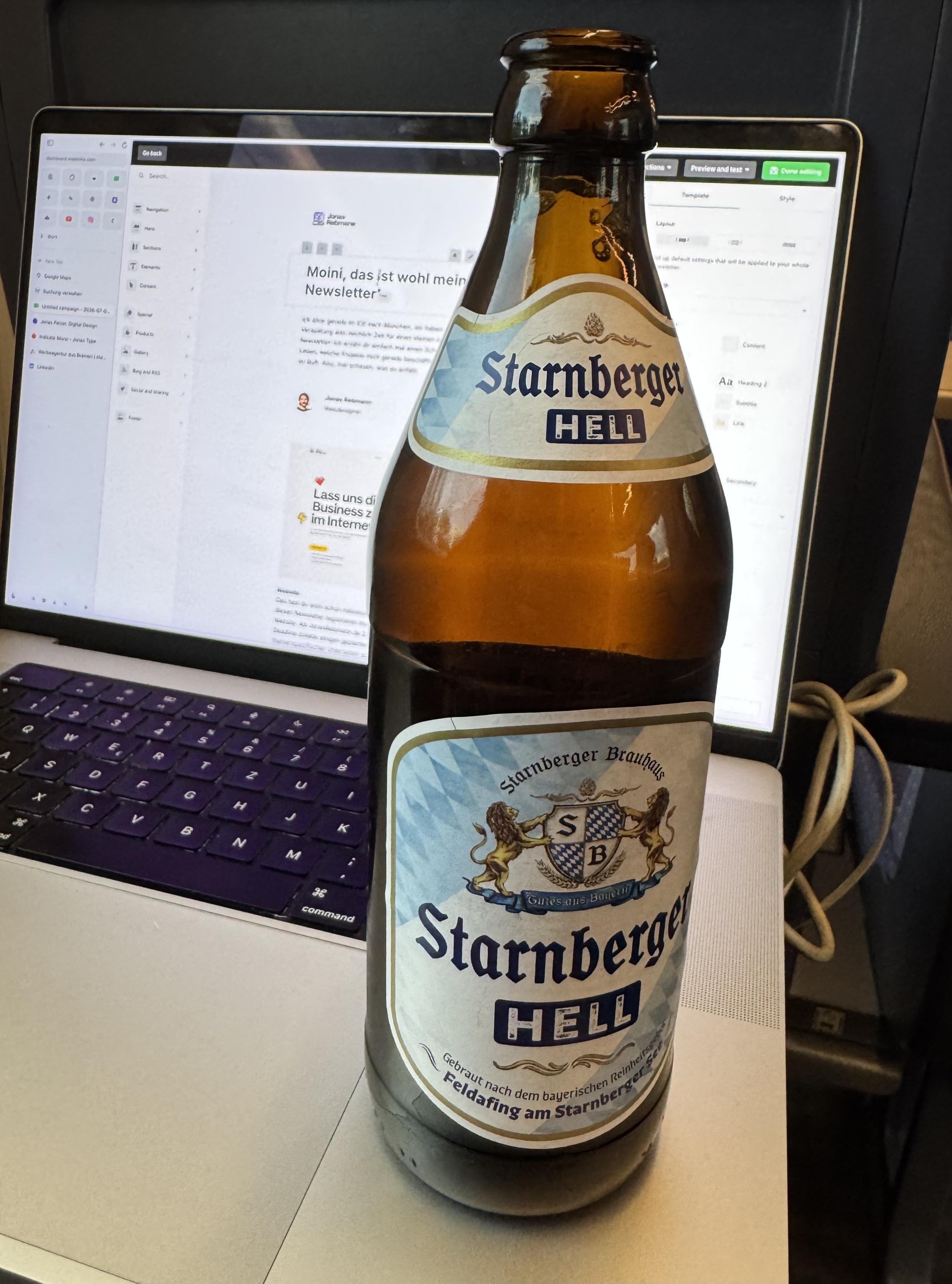Ein Bier vor einem Laptop in einem Zug.