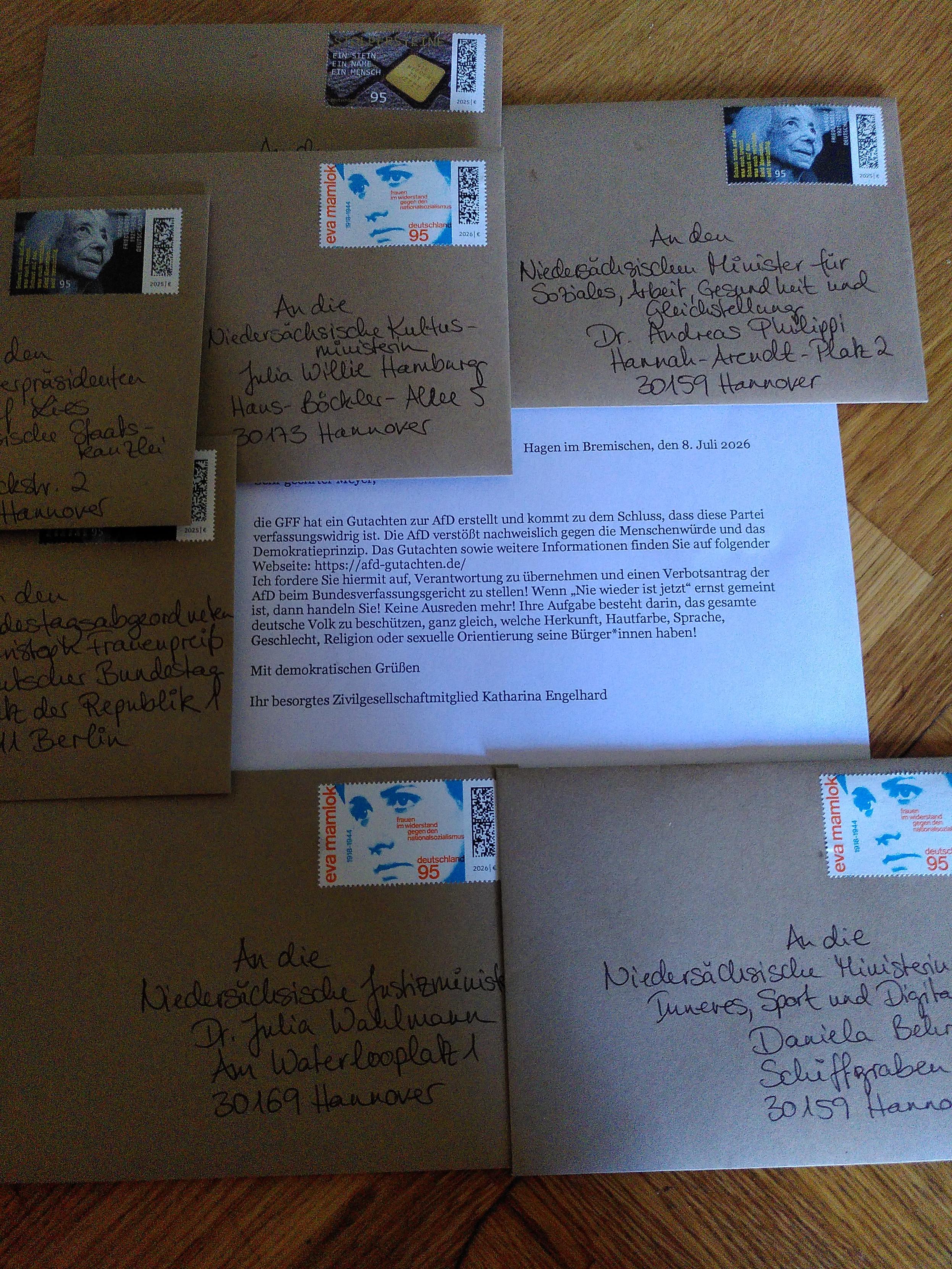 Blick auf ein Arrangement aus Briefumschlägen und ein Schreiben. Die Briefe stecken in Umschlägen aus Recyclingpapier und sind adressiert an die niedersächsischen Bundesratsmitglieder sowie den für meinen Landkreis zuständigen Bundestagsabgeordneten.