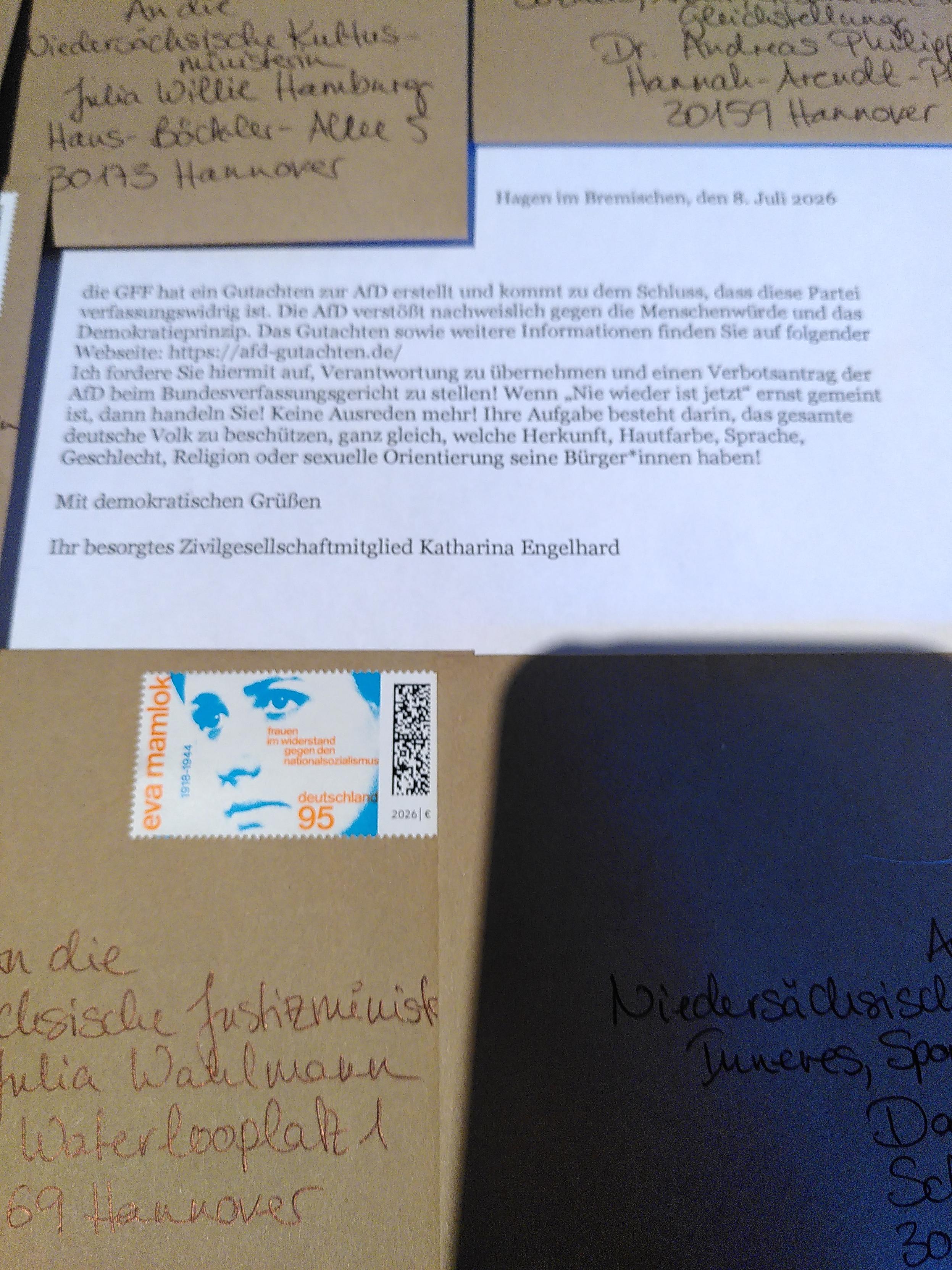 Das im ersten Foto beschriebenes Arrangement mit Fokus auf mein Schreiben.
