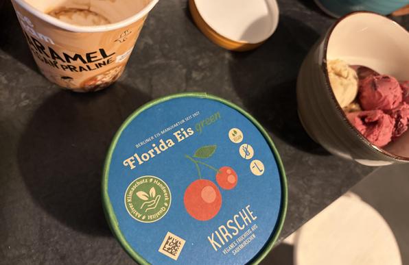 Leere Eisdosen und eine Schüssel mit Eiskugeln
