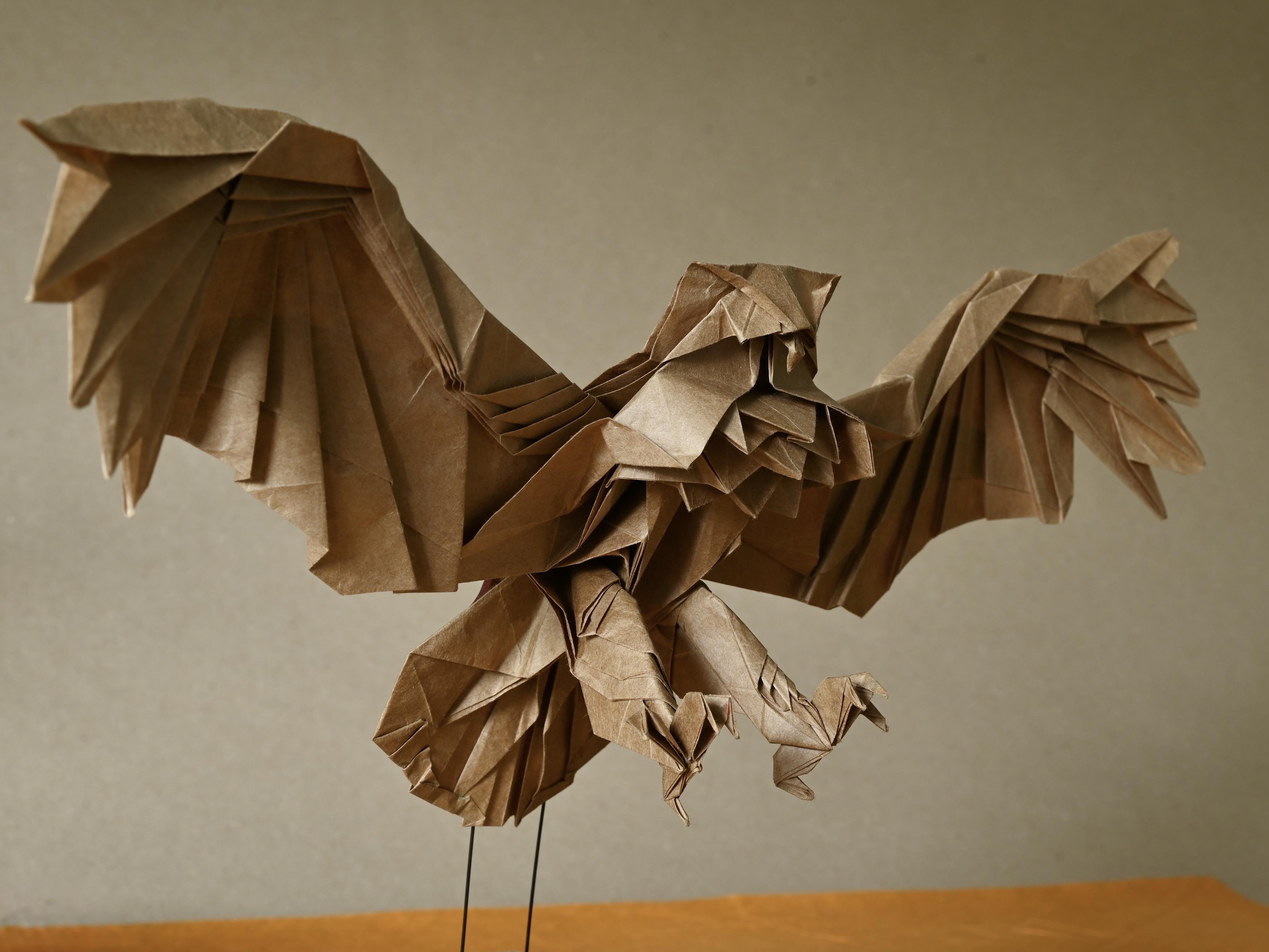 Detailliertes Origami-Modell einer großen Eule (Blackiston’s Fish Owl)