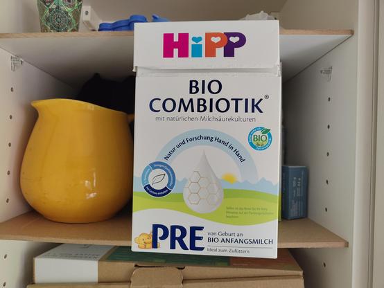 Eine Packung Premilch in einem Küchenschrank.