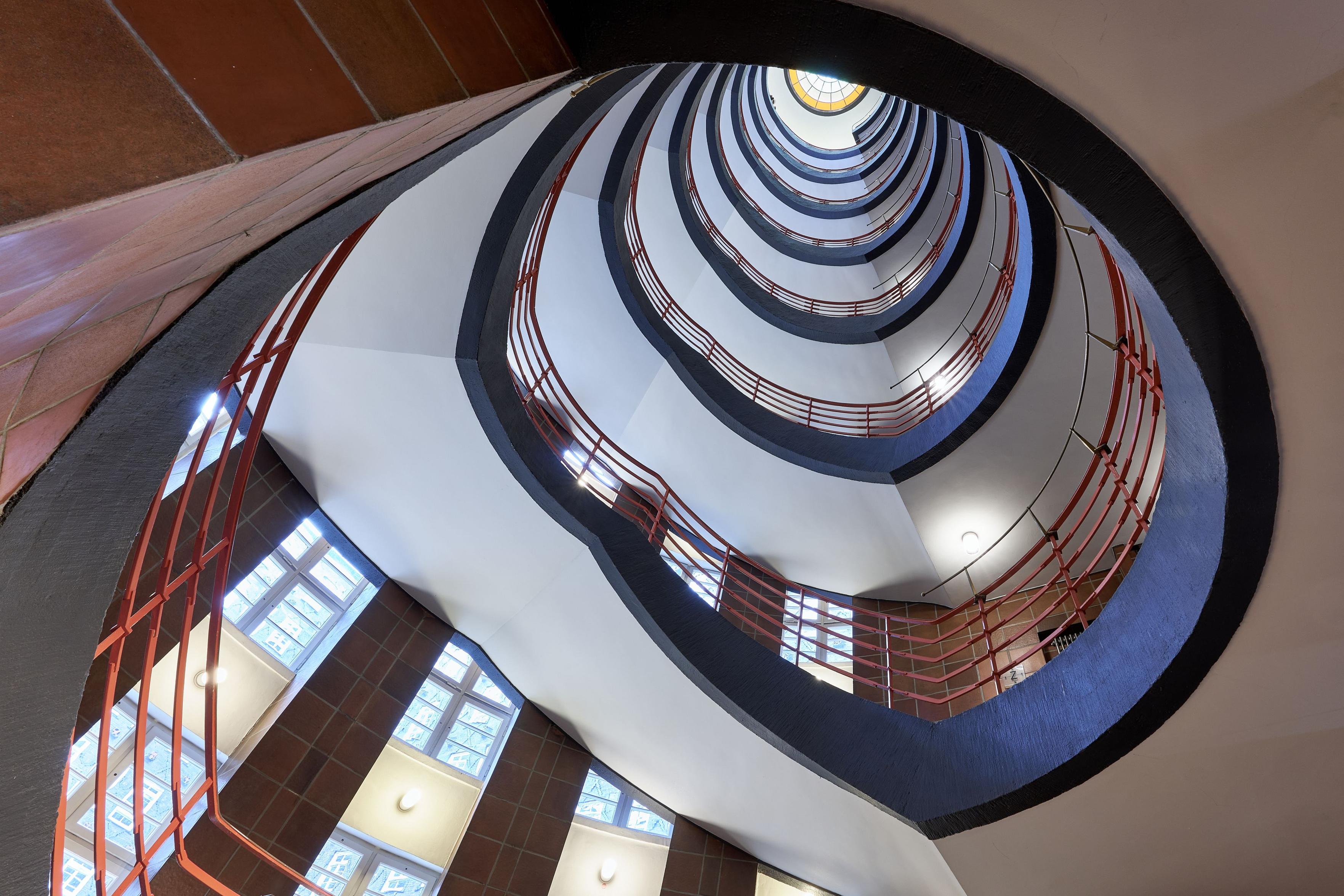 Treppenhaus im Chilehaus in Hamburg. Der Blick geht von unten schräg nach oben.