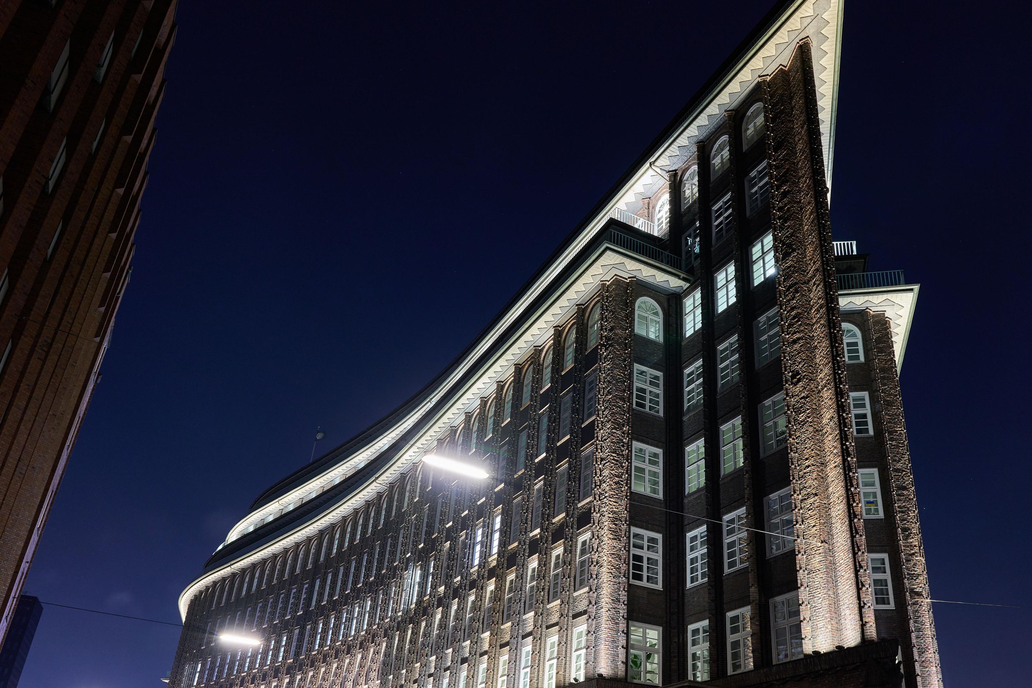 Nachtaufnahme der Fassade von Chilehaus in Hamburg.