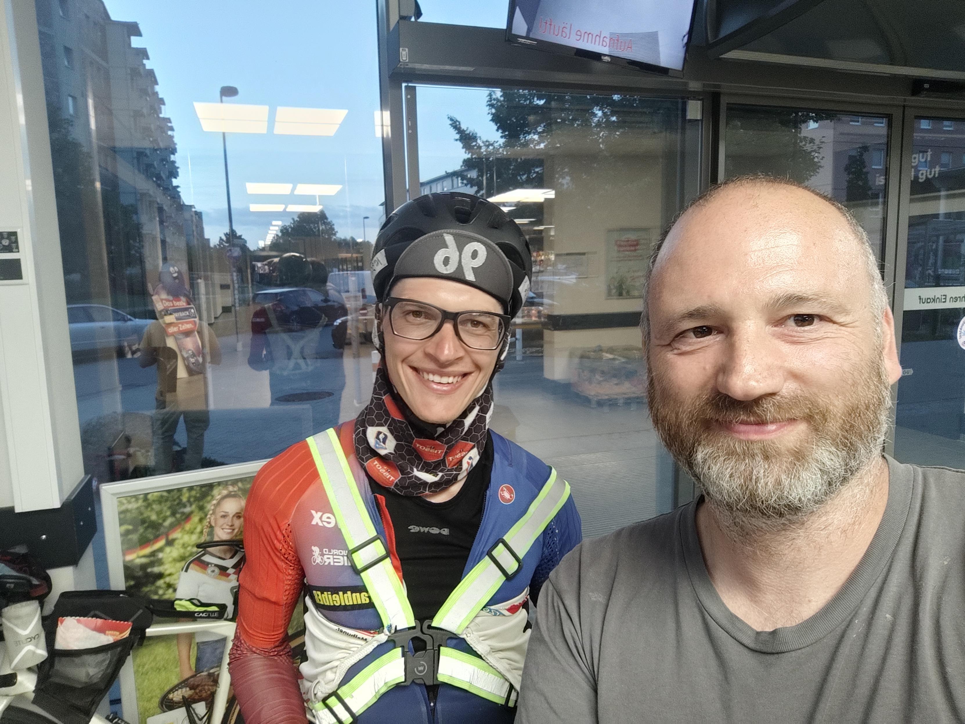 Nico TCRNo12Cap96 stehen gemeinsam im Foyer eines Supermarktes.