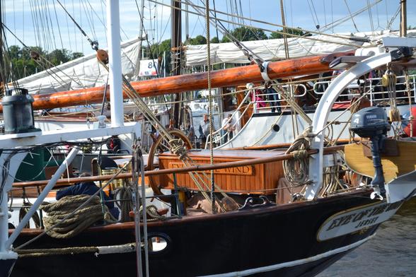 Heckpartie eines Segelschiffs im Hagen im Vordergrund, dahinter ist ein weiteres Segelschiff zu erkennen.