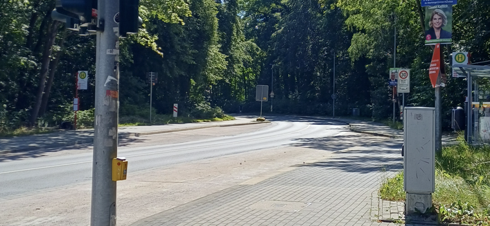 Bedarfsampel bei Bushaltestelle