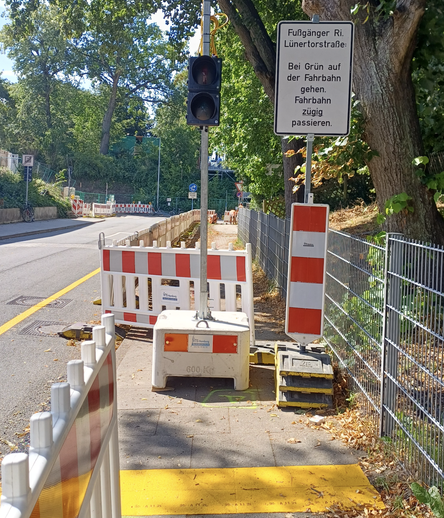 Bei Grün auf der Fahrbahn gehen. Fahrbahn zügig passieren.