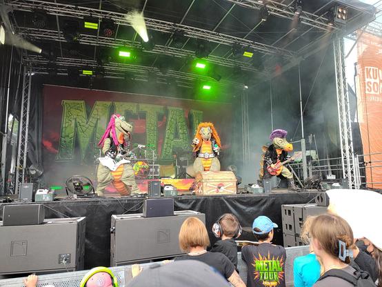 Dino-Metal-Band Heavy Saurus auf einer Open  Air Bühne des Kultursommers in Lüneburg
