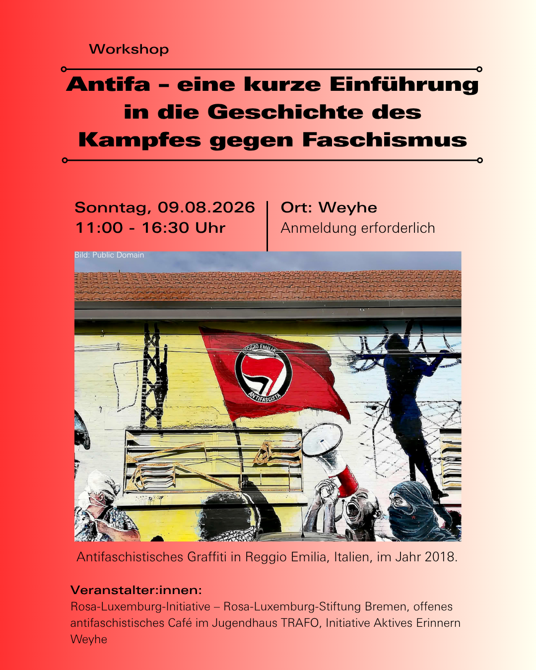 Workshop-Veranstaltungshinweis mit dem Titel „Antifa – eine kurze Einführung in die Geschichte des Kampfes gegen Faschismus“. Der Workshop findet am Sonntag, 9. August 2026, von 11:00 bis 16:30 Uhr in Weyhe statt; eine Anmeldung ist erforderlich. In der Mitte zeigt ein Farbfoto ein antifaschistisches Graffiti in Reggio Emilia (Italien) aus dem Jahr 2018: Zu sehen sind eine rote Fahne mit dem Antifa-Symbol sowie stilisierte Demonstrierende und ein Megafon. Unten werden die Veranstalter:innen genannt: Rosa-Luxemburg-Initiative – Rosa-Luxemburg-Stiftung Bremen, Offenes antifaschistisches Café im Jugendhaus TRAFO und Initiative Aktives Erinnern Weyhe.