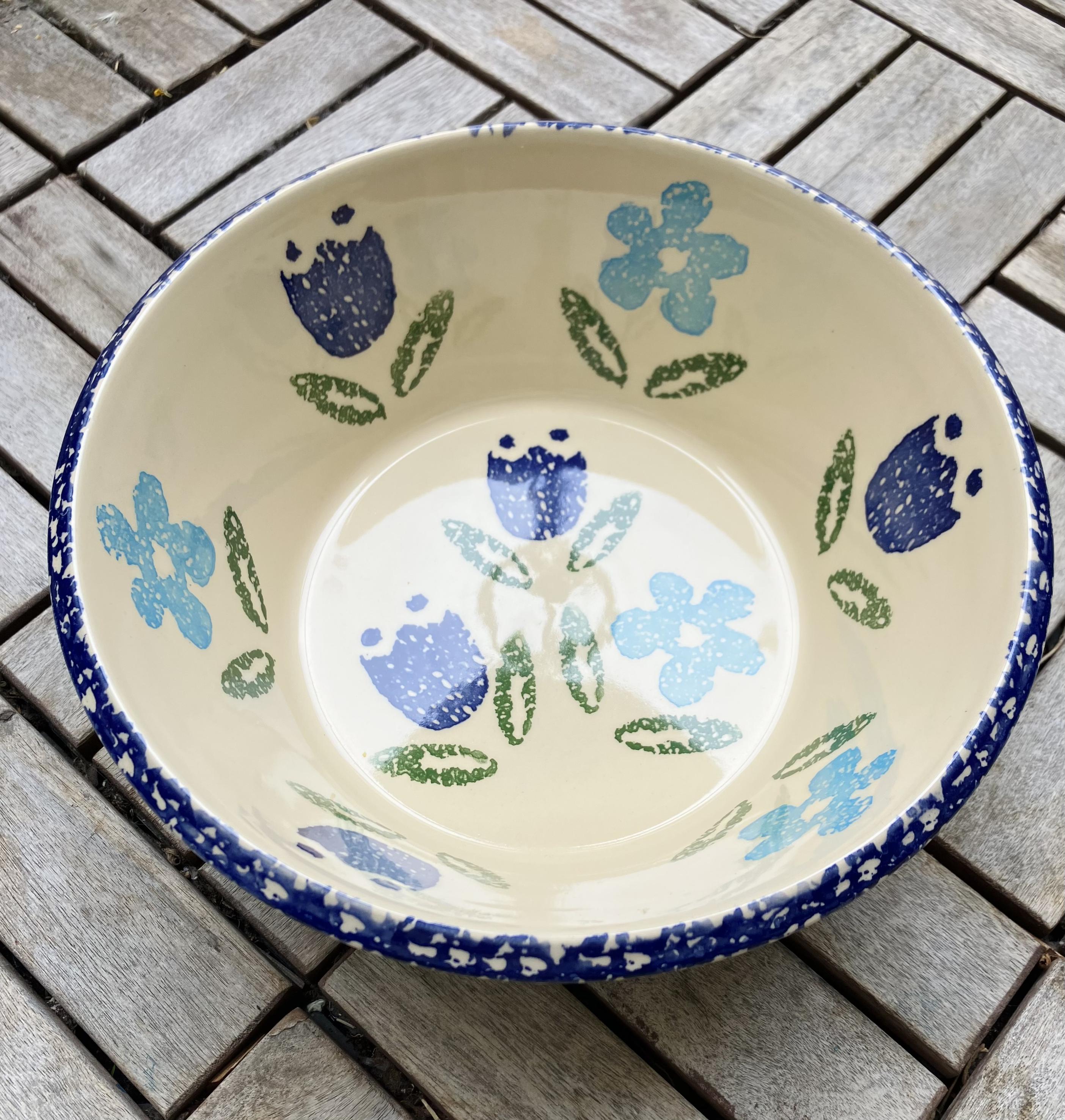 Mittelgroße Keramik-Schüssel mit Blumenmuster in zwei Blautönen