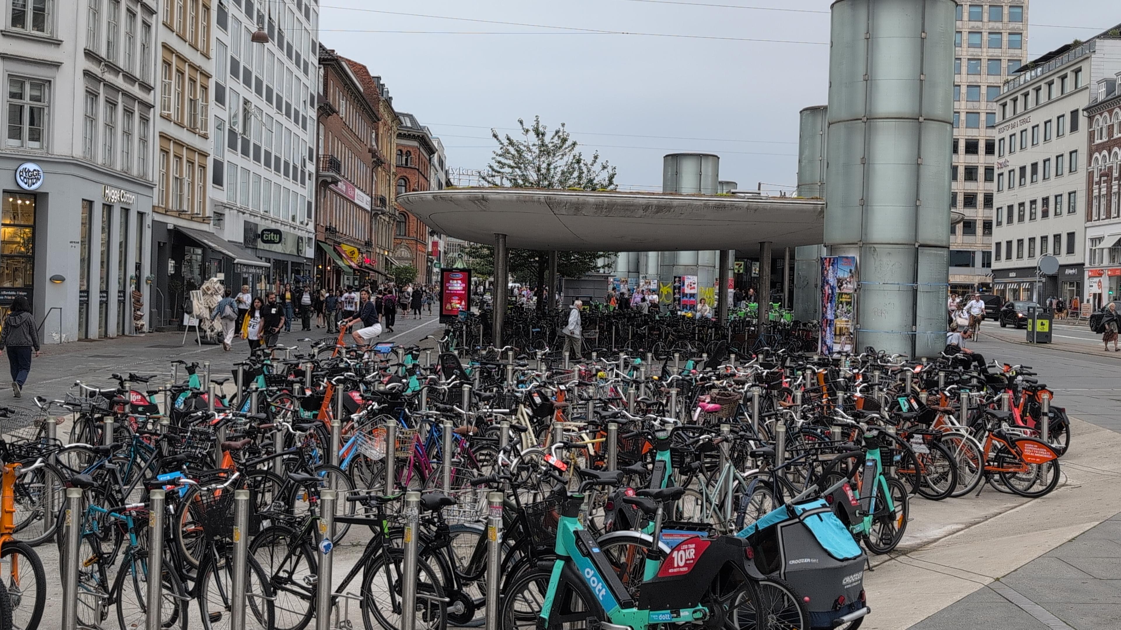 Kopenhagen sehr gut genutzter Fahrrad Parkplatz