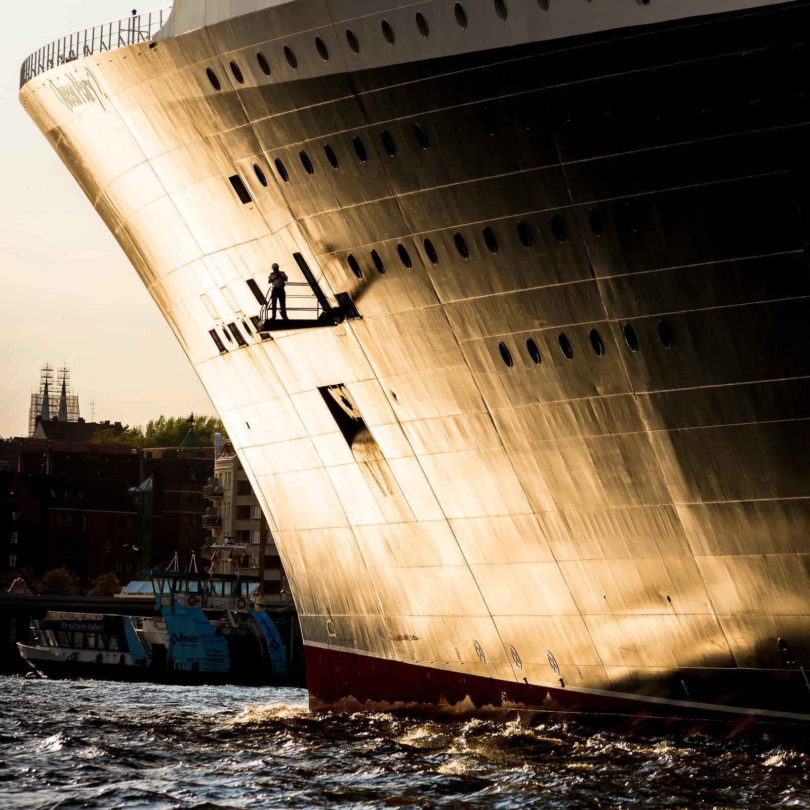 Das Vorschiff von Queen Mary II im Gegenlicht beim 2013er Hafengeburtstag in Hamburg