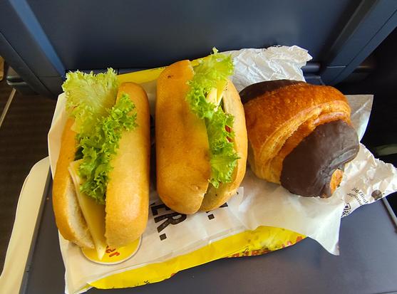 Zwei Brötchen, ein croissant mit Schokolade an den Enden.