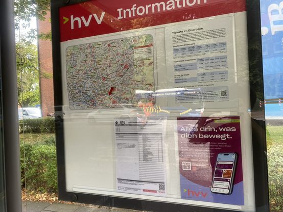 Der Rahmen in der Haltestelle, mit allerlei Informationen, auch mit einem Fahrplan des Nachtbuses, aber ohne den gewünschten Fahrplan.